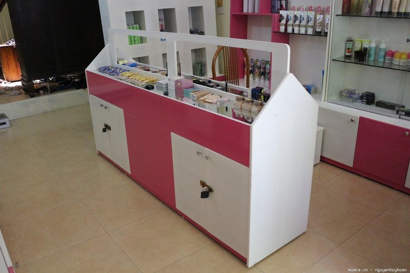 kệ trưng bày mỹ phẩm giữa nhà